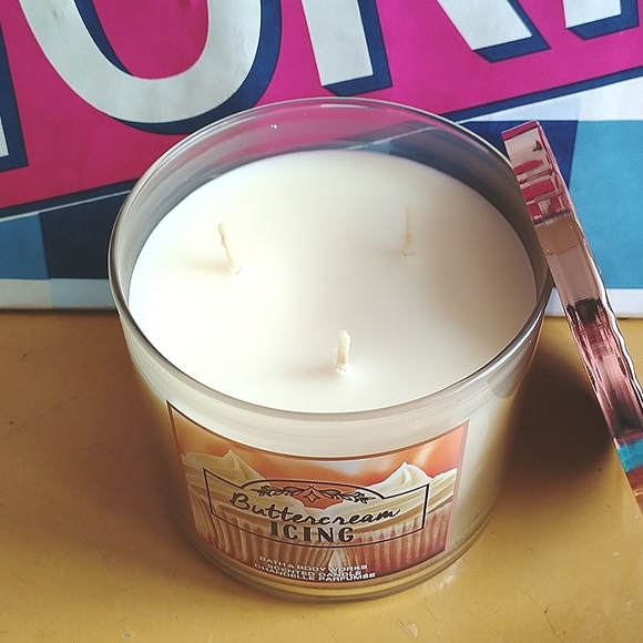 HTF🔥Bath & Body Works Buttercream Icing 3-Wick Candle🧁 - Picture 2 of 4